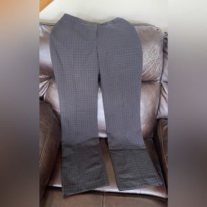 Hennes women’s dress pants. Size 38, good condition.